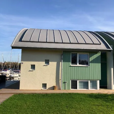 Casa de Férias Luxe Watervilla Met Eigen Aanlegsteiger Geschikt Voor Maximaal 6 Personen In Recreatiegebied De Gouden Ham In *