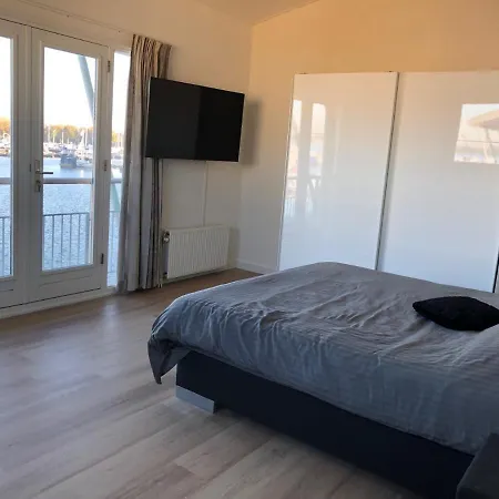 Luxe Watervilla Met Eigen Aanlegsteiger Geschikt Voor Maximaal 6 Personen In Recreatiegebied De Gouden Ham In Feriehus Maasbommel