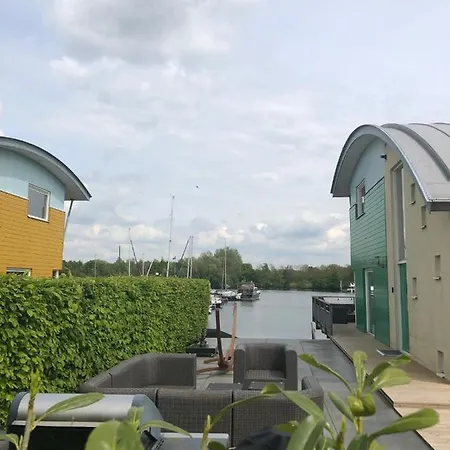 Luxe Watervilla Met Eigen Aanlegsteiger Geschikt Voor Maximaal 6 Personen In Recreatiegebied De Gouden Ham In