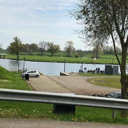 Luxe Watervilla Met Eigen Aanlegsteiger Geschikt Voor Maximaal 6 Personen In Recreatiegebied De Gouden Ham In