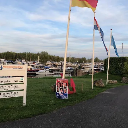 Hébergement de vacances Luxe Watervilla Met Eigen Aanlegsteiger Geschikt Voor Maximaal 6 Personen In Recreatiegebied De Gouden Ham In *