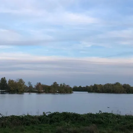 Luxe Watervilla Met Eigen Aanlegsteiger Geschikt Voor Maximaal 6 Personen In Recreatiegebied De Gouden Ham In Hébergement de vacances