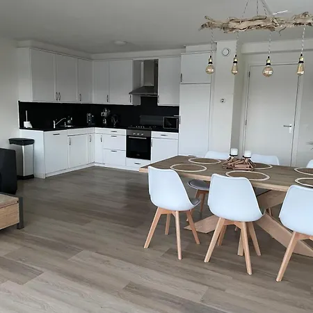 Luxe Watervilla: Waterfront Retreat With Private Dock Maasbommel