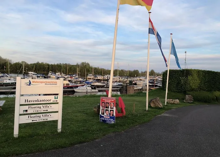 Dom wakacyjny Luxe Watervilla Met Eigen Aanlegsteiger Geschikt Voor Maximaal 6 Personen In Recreatiegebied De Gouden Ham In *
