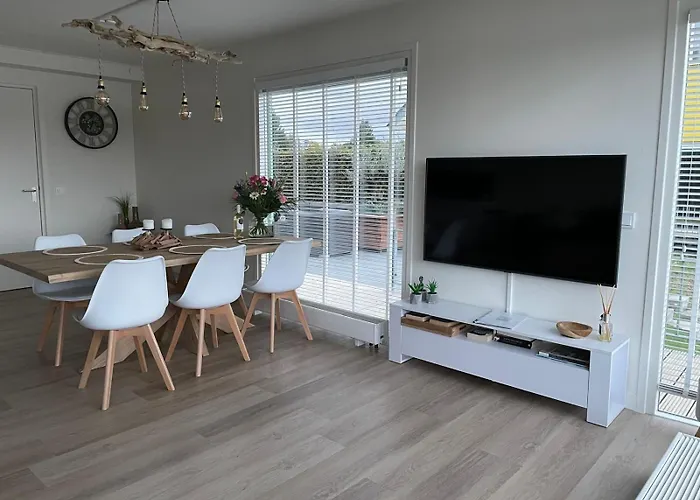 Dom wakacyjny Luxe Watervilla Met Eigen Aanlegsteiger Geschikt Voor Maximaal 6 Personen In Recreatiegebied De Gouden Ham In