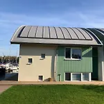 Semesterbostad Luxe Watervilla Met Eigen Aanlegsteiger Geschikt Voor Maximaal 6 Personen In Recreatiegebied De Gouden Ham In *