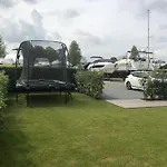 Luxe Watervilla Met Eigen Aanlegsteiger Geschikt Voor Maximaal 6 Personen In Recreatiegebied De Gouden Ham In