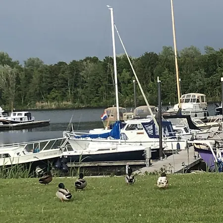 Luxe Watervilla Met Eigen Aanlegsteiger Geschikt Voor Maximaal 6 Personen In Recreatiegebied De Gouden Ham In