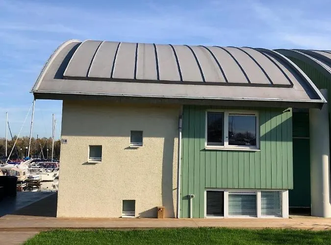 Semesterbostad Luxe Watervilla Met Eigen Aanlegsteiger Geschikt Voor Maximaal 6 Personen In Recreatiegebied De Gouden Ham In *