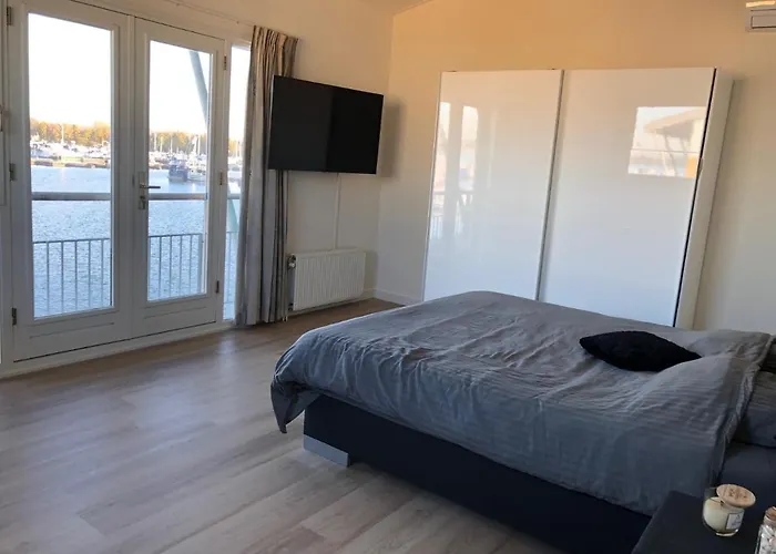 Luxe Watervilla: Waterfront Retreat With Private Dock Holiday home Maasbommel