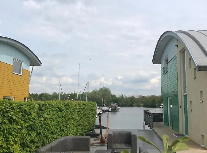 Luxe Watervilla Met Eigen Aanlegsteiger Geschikt Voor Maximaal 6 Personen In Recreatiegebied De Gouden Ham In