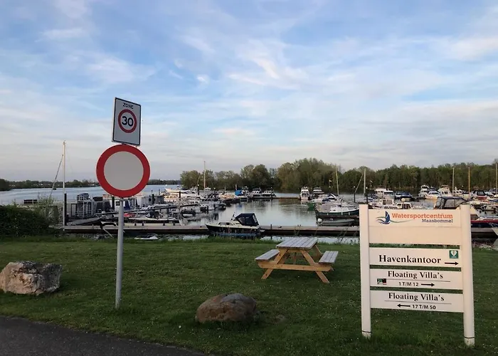 Luxe Watervilla Met Eigen Aanlegsteiger Geschikt Voor Maximaal 6 Personen In Recreatiegebied De Gouden Ham In