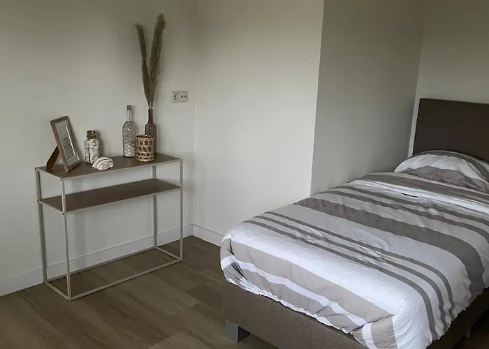 Holiday home Luxe Watervilla: Waterfront Retreat With Private Dock Maasbommel