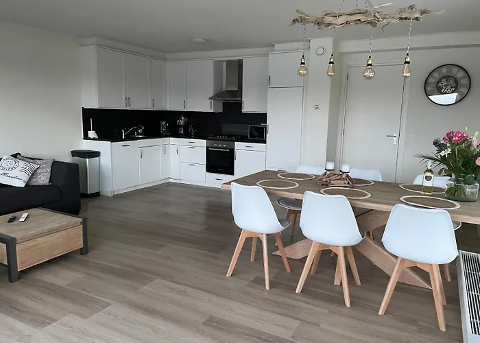 Luxe Watervilla: Waterfront Retreat With Private Dock Maasbommel