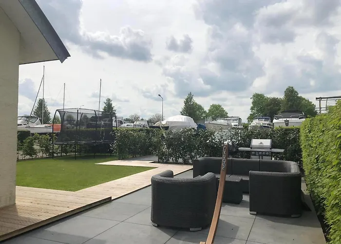 Semesterbostad Luxe Watervilla Met Eigen Aanlegsteiger Geschikt Voor Maximaal 6 Personen In Recreatiegebied De Gouden Ham In *